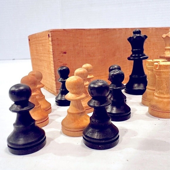 Vintage Wood Hand Carved 32 Piece Chess Set Wood Box Antique Toy Game Primitive - Picture 3 of 10